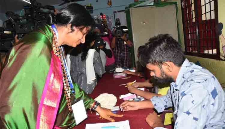 BJP candiate madhavi latha checking voters 2