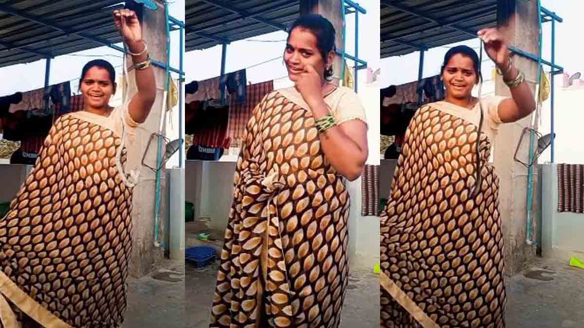 Women reels with snake 0