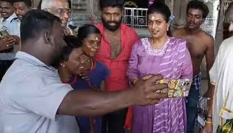 Actress Roja misbihave with fans 1