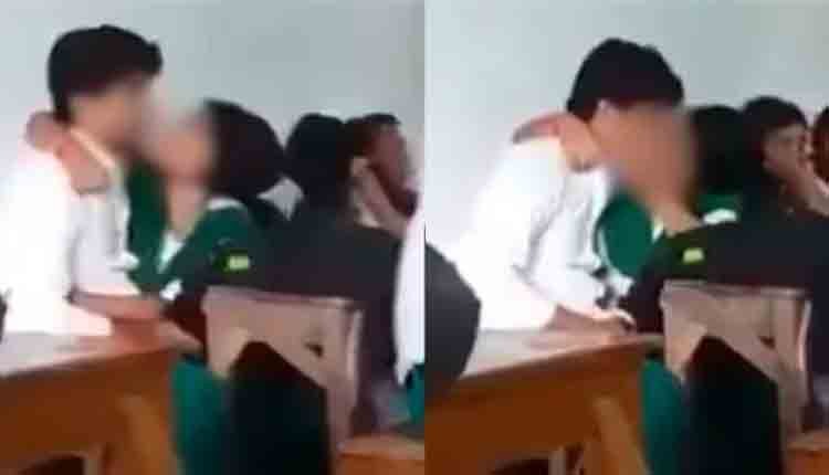 students kissing on classroom in noida 0