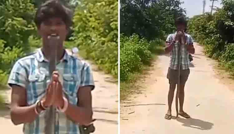 Boy Puts cobra in his mouth video viral 1