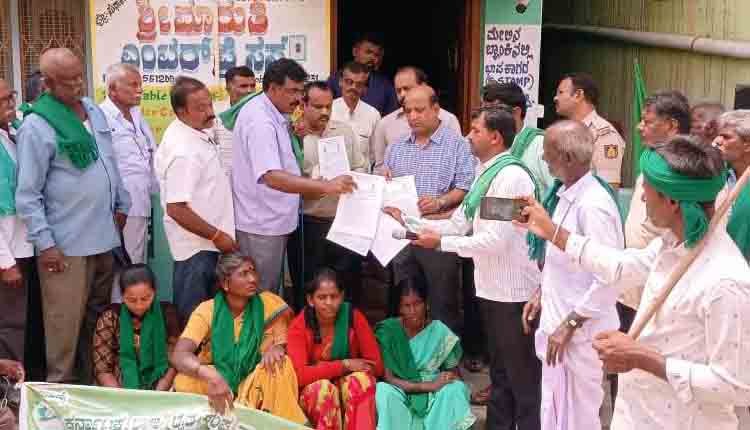 Farmers protest in PLD Bank 0