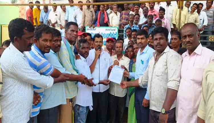 Labours protest in bagepalli