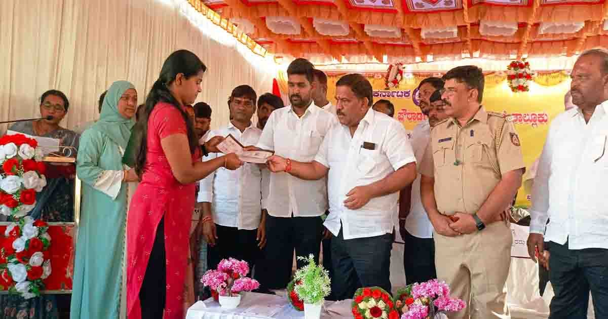 Local news MLA Subba Reddy distributing free plot ownership documents in Gudibande town