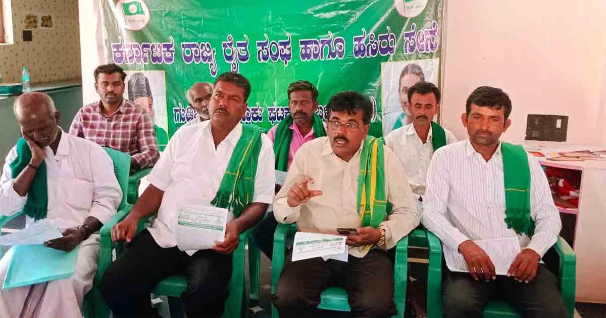 Farmers protesting in front of Karnataka Milk Federation (KMF) demanding the release of pending milk incentives and an increase in milk prices.