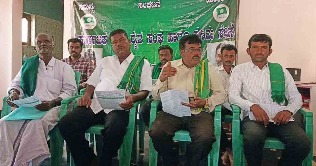 Farmers protesting in front of Karnataka Milk Federation (KMF) demanding the release of pending milk incentives and an increase in milk prices.