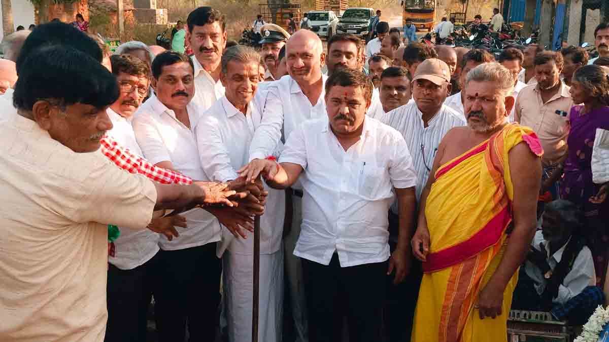 MLA Subba Reddy performing groundbreaking ceremony for ₹11 crore road project from Ellodu to Kadehalli.”