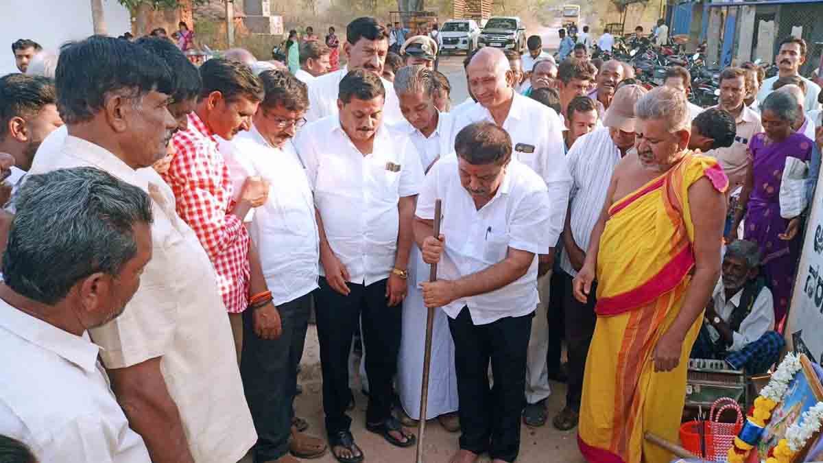 MLA Subba Reddy performing groundbreaking ceremony for ₹11 crore road project from Ellodu to Kadehalli.”