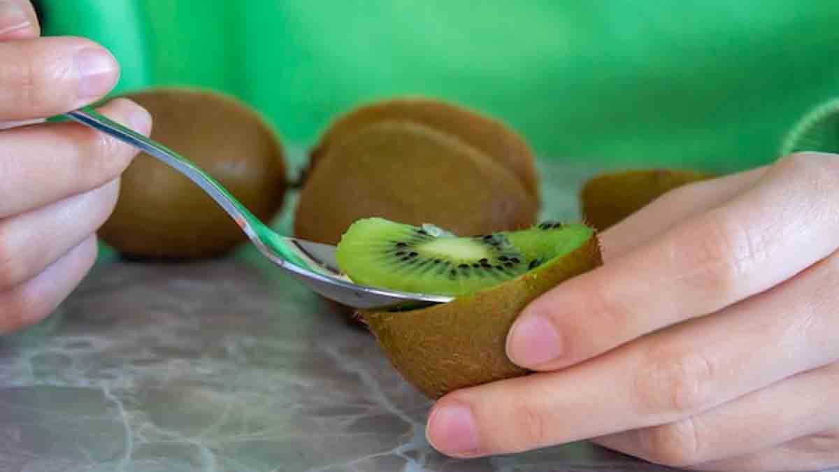 "Fresh sliced kiwi fruit - a nutritious choice for weight loss and health benefits."