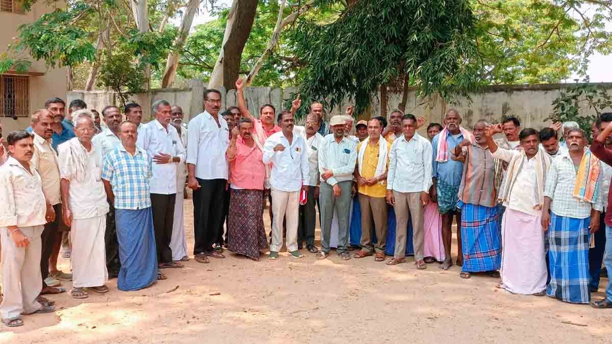 Local - Farmers protesting against water diversion from Vatadahosahalli Lake in Gauribidanur
