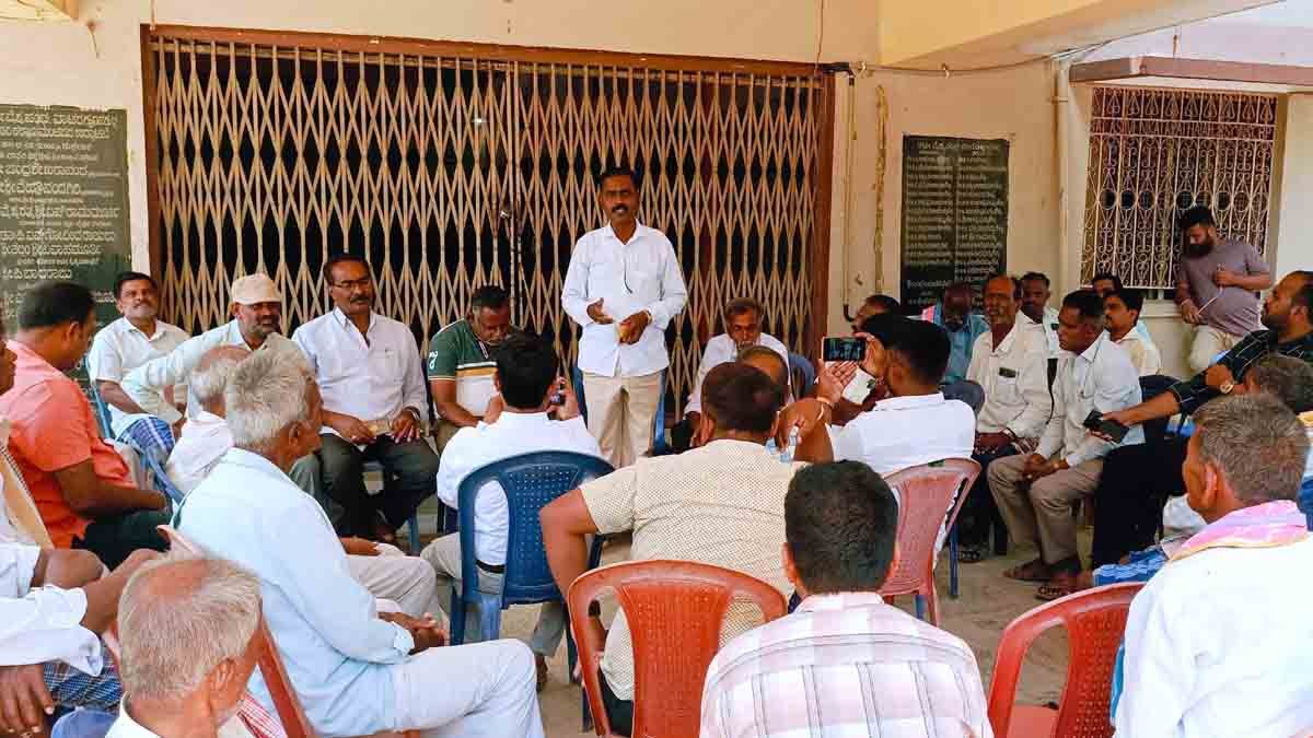 Local - Farmers protesting against water diversion from Vatadahosahalli Lake in Gauribidanur