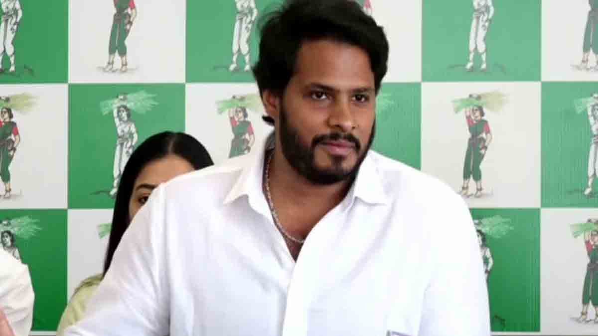 Nikhil Kumaraswamy speaking at a press conference on Karnataka smart meter scam, constitutional changes, and political corruption