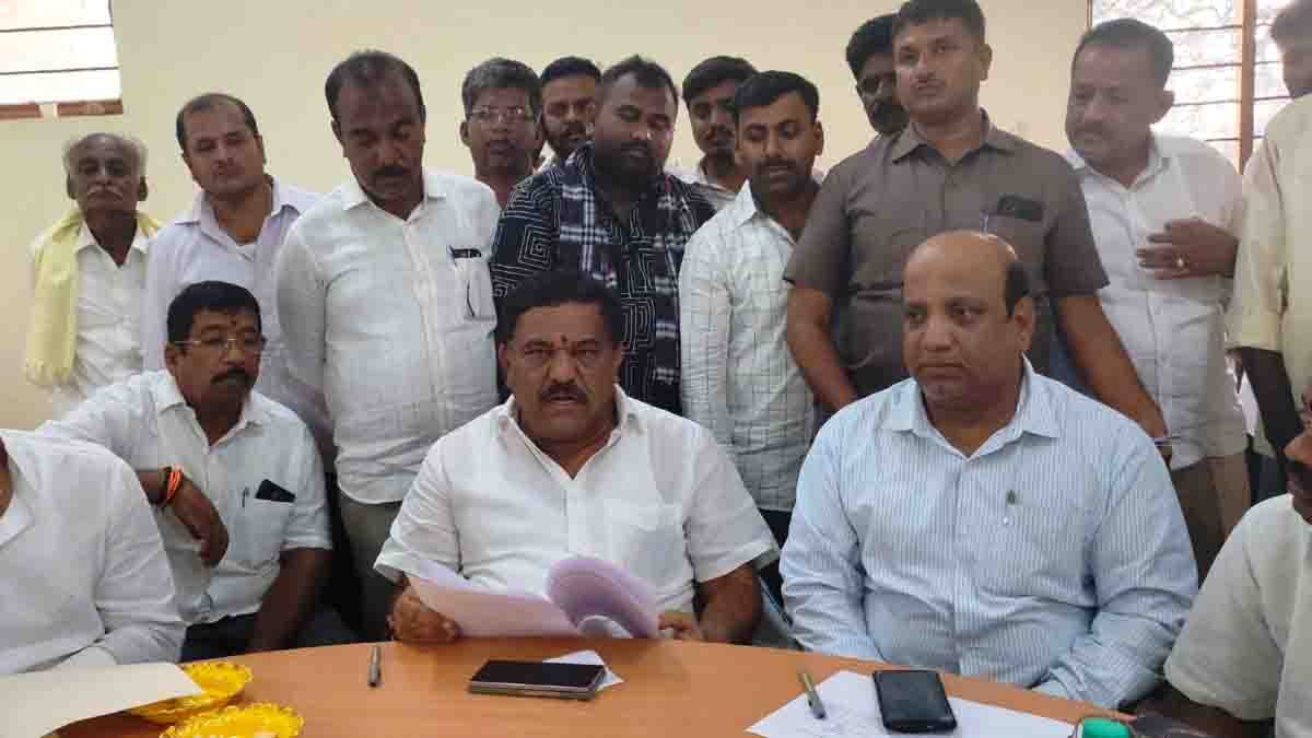 Akrama Sakrama Scheme - MLA S.N. Subbareddy addressing Akrama-Sakrama committee in Gudibande Taluk