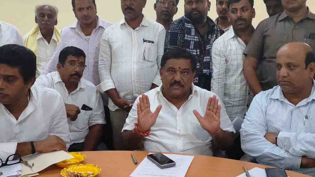 Akrama Sakrama Scheme - MLA S.N. Subbareddy addressing Akrama-Sakrama committee in Gudibande Taluk
