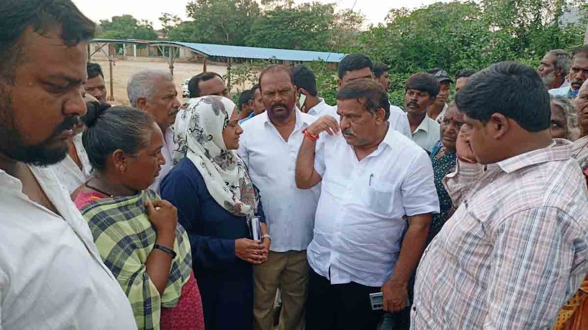 Local News - MLA S.N. Subbareddy visiting Ward 10 in Gudibande town to address local issues related to roads, drainage, and toilets
