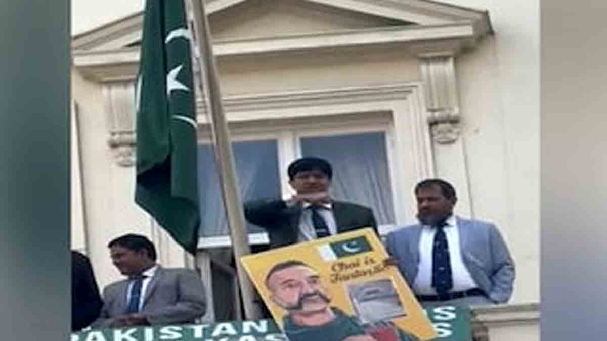 Pahalgam Attack - Pak Diplomat Makes Threatening Gesture at UK Protest Over Pahalgam Attack