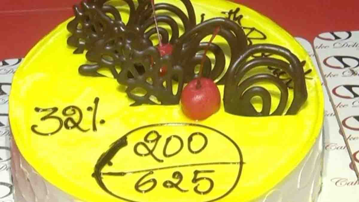 SSLC Results- Abhishek, a student from Bagalkote, smiles with his parents after failing in all six SSLC subjects and receiving their support with a cake celebration
