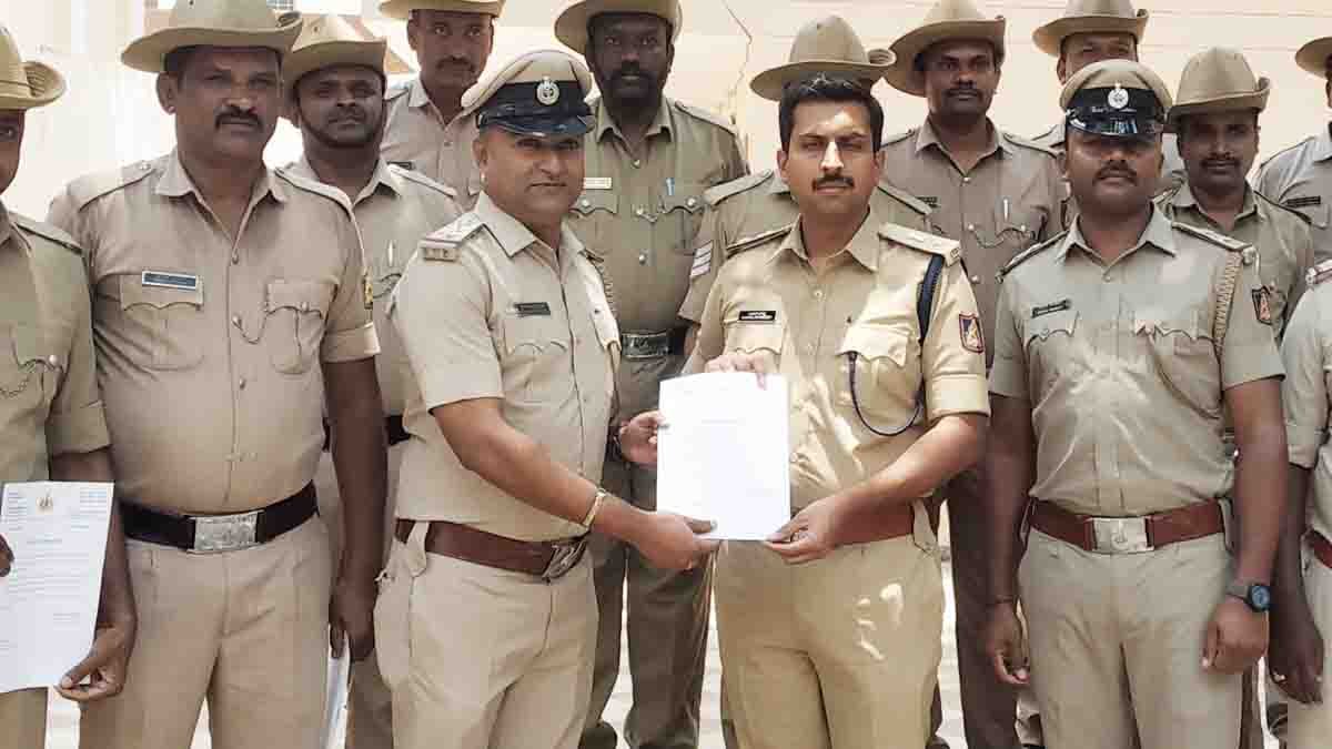 Bagepalli police team with SP Kushal Choksi after successful operation