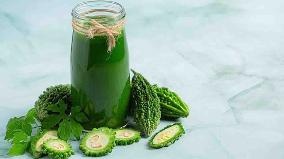 Bitter gourd juice in a glass with fresh bitter melons – natural remedy for uric acid and diabetes