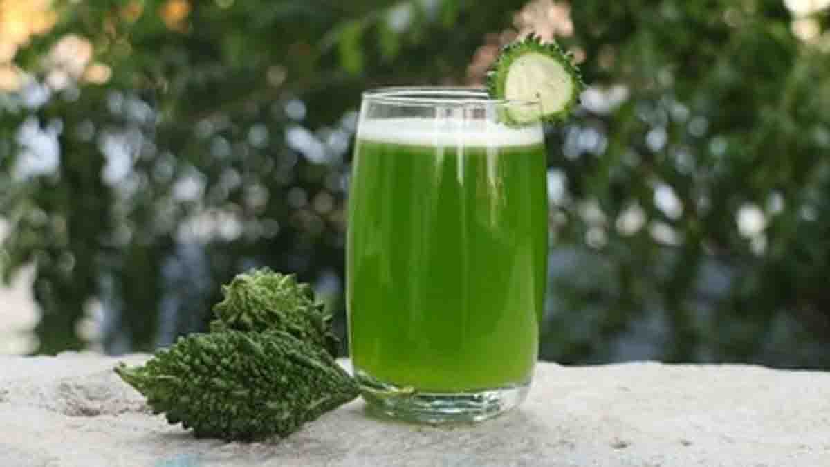 Bitter gourd juice in a glass with fresh bitter melons – natural remedy for uric acid and diabetes