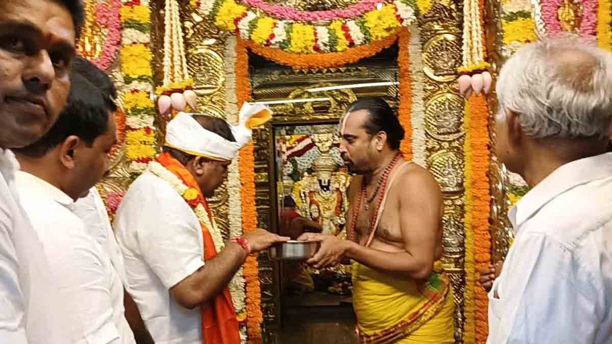 Local News - Devotees pulling the chariot of Lakshmi Venkateshwara Swamy during Brahmarathotsava in Devaragudipalli, Bagepalli