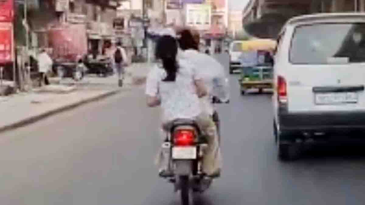 Video - Wife hitting husband with slipper on moving bike in Lucknow