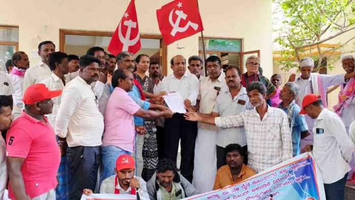 CPIM Protest - protestors demanding land ownership rights for poor farmers in Gudibande, Karnataka
