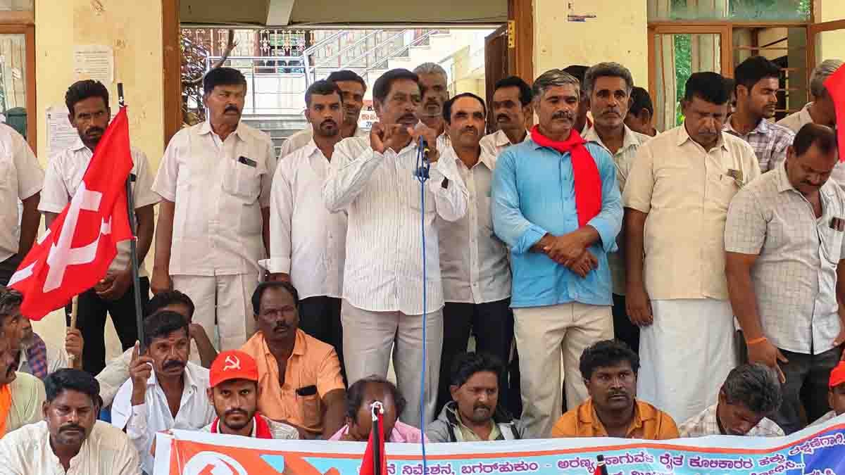 CPIM Protest - protestors demanding land ownership rights for poor farmers in Gudibande, Karnataka