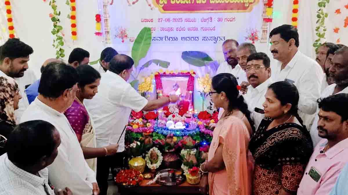 MLA Subba Reddy addressing Kempegowda Jayanti event at Gudibande Taluk Office, emphasizing the importance of adopting Nadaprabhu Kempegowda’s ideals over mere celebration.