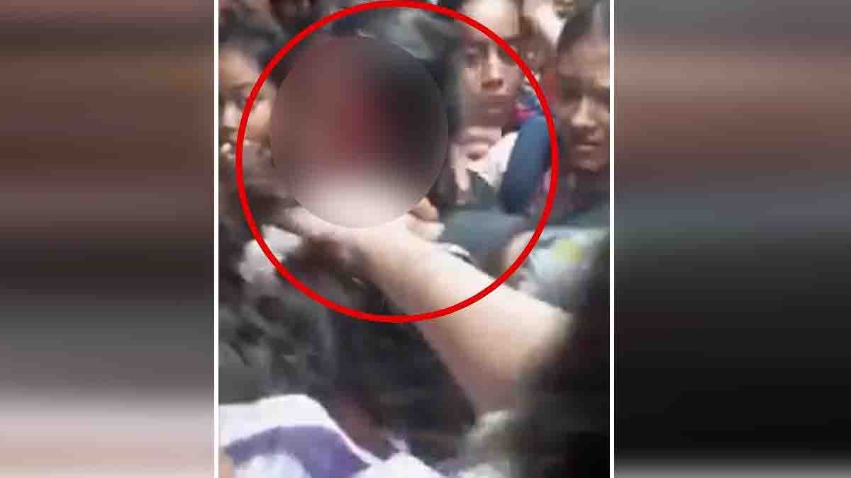 Two women physically fighting inside a crowded Mumbai ladies local train compartment, passengers watching, blood visible, viral train fight incident