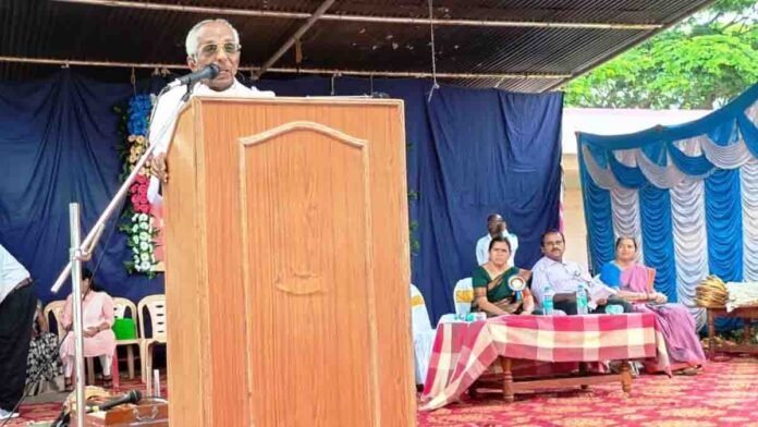 Group of school children singing in a cultural event at Beechaganahalli, highlighting patriotism and Kannada school awareness - Local News