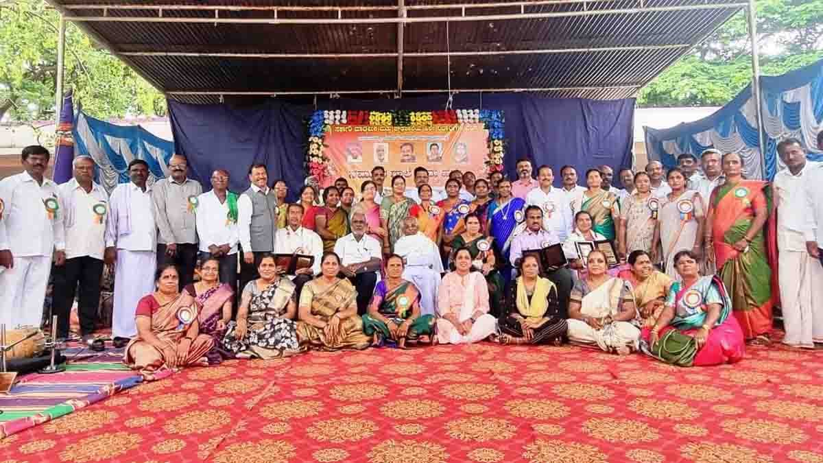 Group of school children singing in a cultural event at Beechaganahalli, highlighting patriotism and Kannada school awareness - Local News