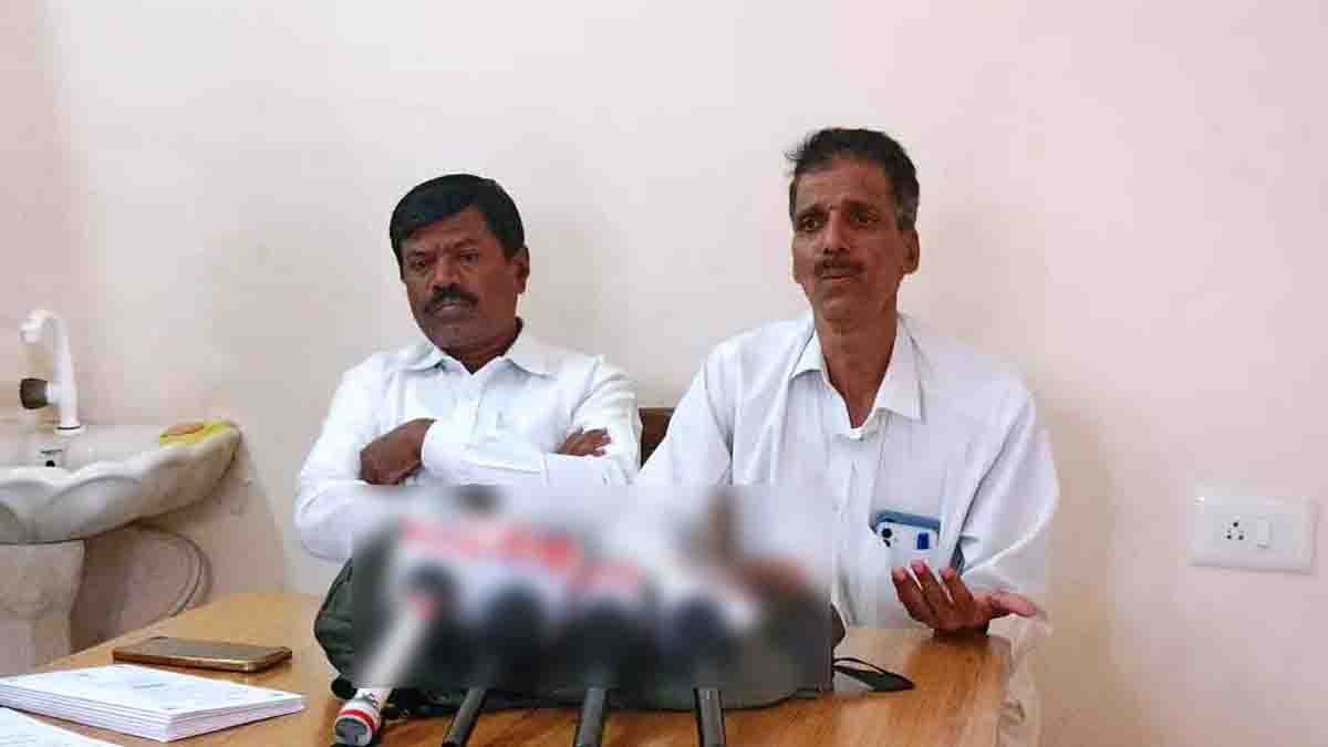 Former students of Beechaganahalli Government School hosting a Pratibha Puraskara and group singing event to save the school - Local News