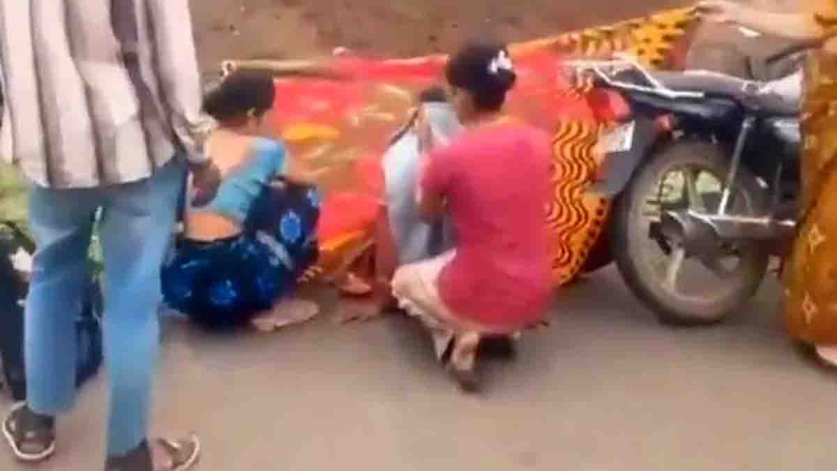 Video - Tribal woman giving childbirth on roadside in Jalgaon, Maharashtra with help from local women