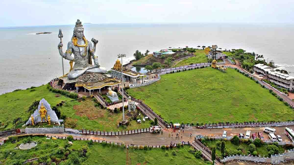 Devotees visiting Murudeshwar Temple in traditional attire with the giant Shiva statue in the background