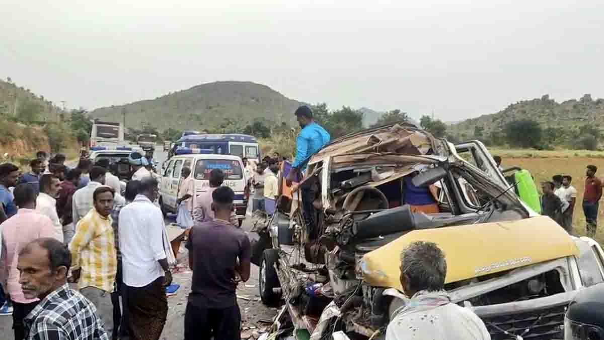 TT vehicle accident while returning from Tirupati kills 3 Chikkaballapur devotees and injures 9 near Madanapalle