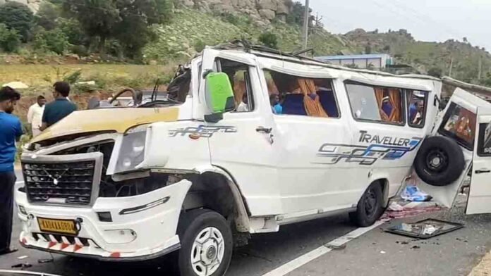 TT vehicle accident while returning from Tirupati kills 3 Chikkaballapur devotees and injures 9 near Madanapalle