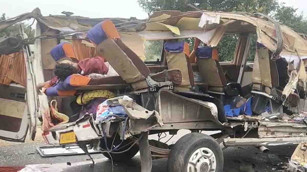 TT vehicle accident while returning from Tirupati kills 3 Chikkaballapur devotees and injures 9 near Madanapalle