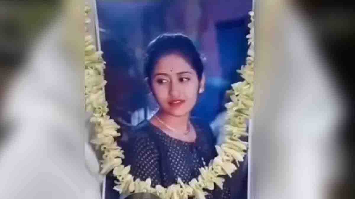 Family performs Hindu funeral rituals for alive daughter in West Bengal after Love marriage