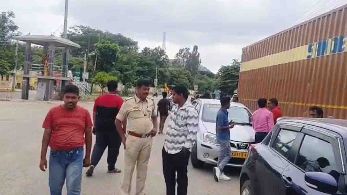 Amazon Parcel Robbery in Gudibande: Stolen Goods in Abandoned Container Truck