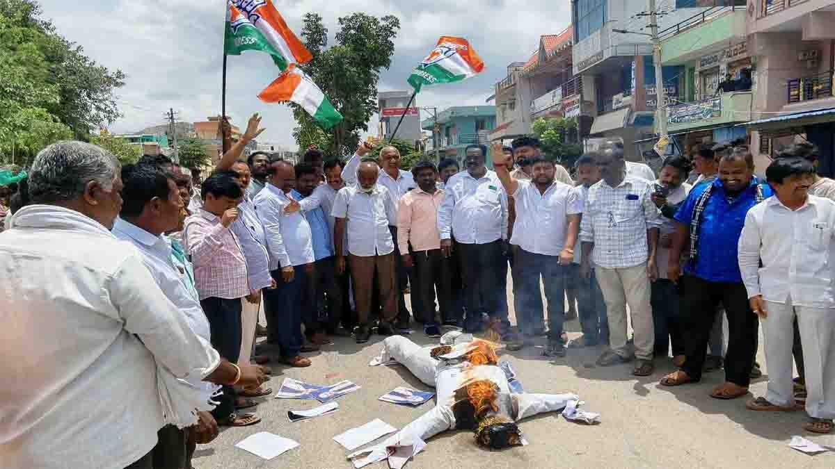 Congress leaders protest in Gudibande after ED raid on MLA Subbareddy - Local News