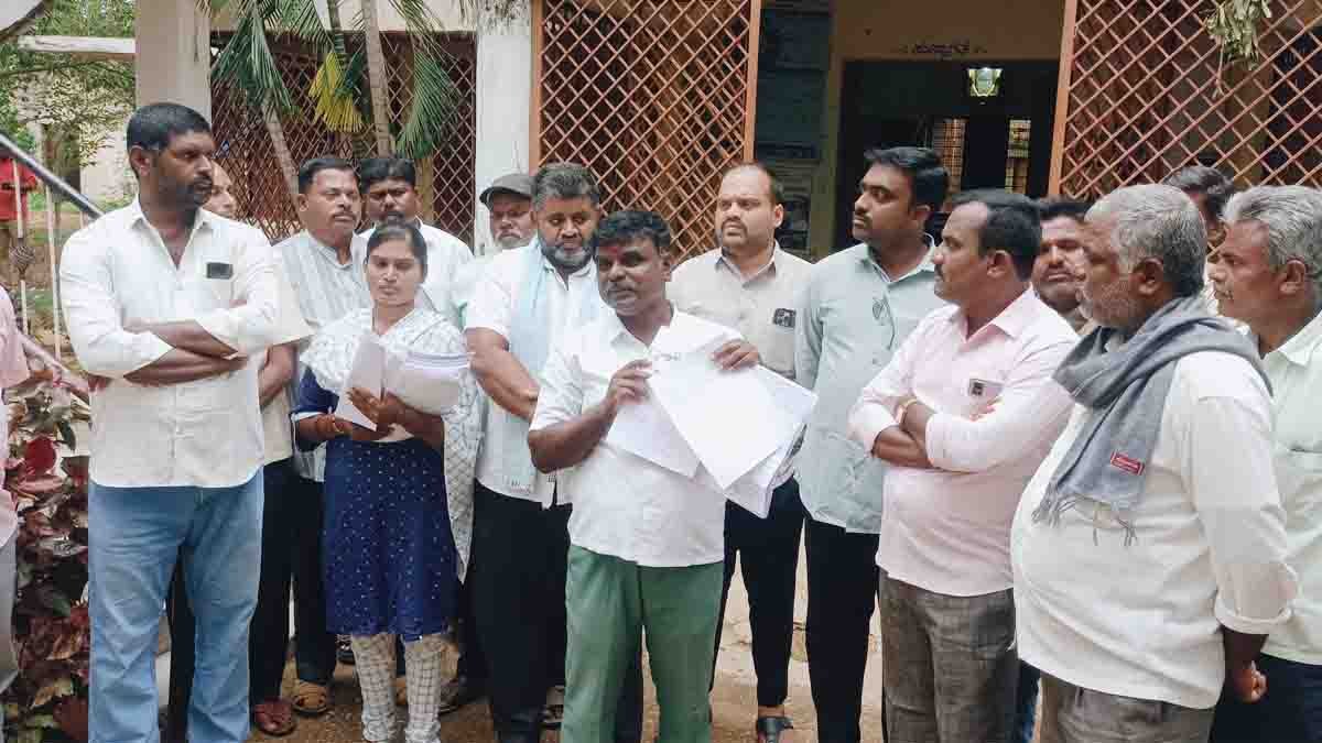 Protesters in front of Ellodu Gram Panchayat office over PDO Subhan corruption allegations, Gudibande - Local News