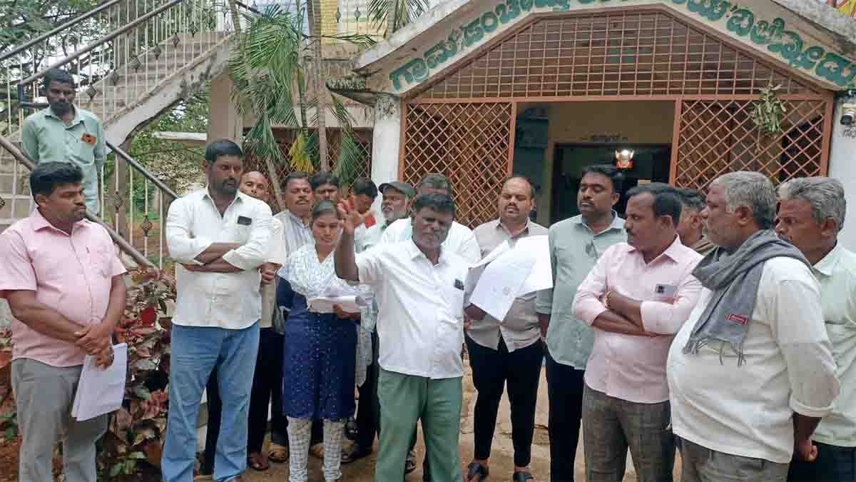 Protesters in front of Ellodu Gram Panchayat office over PDO Subhan corruption allegations, Gudibande - Local News