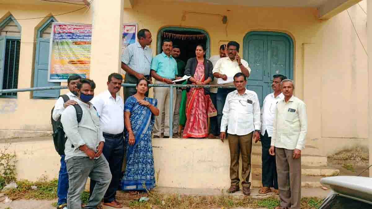 Teachers Submit Memorandum to Gudibande BEO Regarding Workload and Medical Grant Demands - Local News