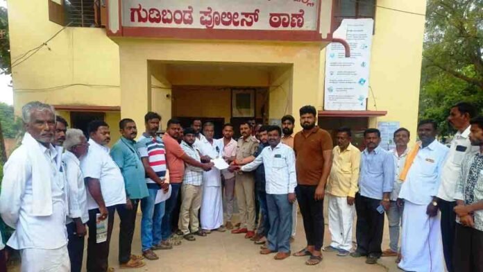 Congress leaders in Bagepalli filing a police complaint against BJP leader Muniraju over false allegations on MLA Subbareddy