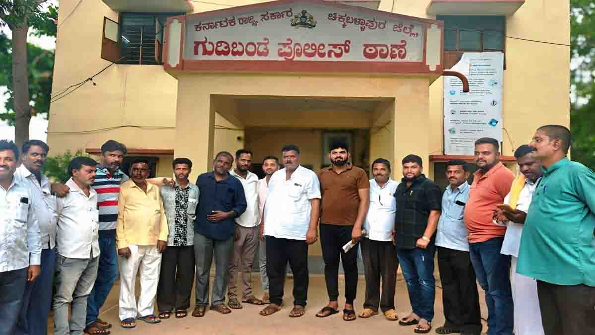 Congress leaders in Bagepalli filing a police complaint against BJP leader Muniraju over false allegations on MLA Subbareddy