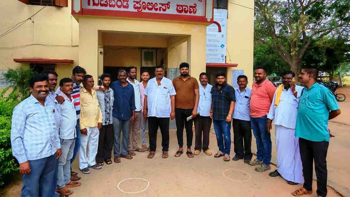 Congress leaders in Bagepalli filing a police complaint against BJP leader Muniraju over false allegations on MLA Subbareddy