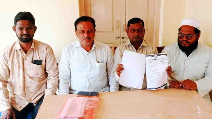 Mohammad Naseer and Riyaz Pasha speak at press conference on Urdu language education rights in Karnataka