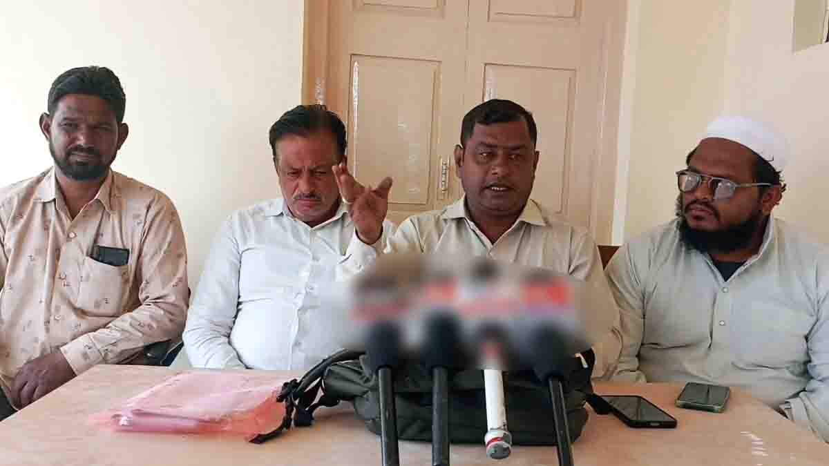 Mohammad Naseer and Riyaz Pasha speak at press conference on Urdu language education rights in Karnataka
