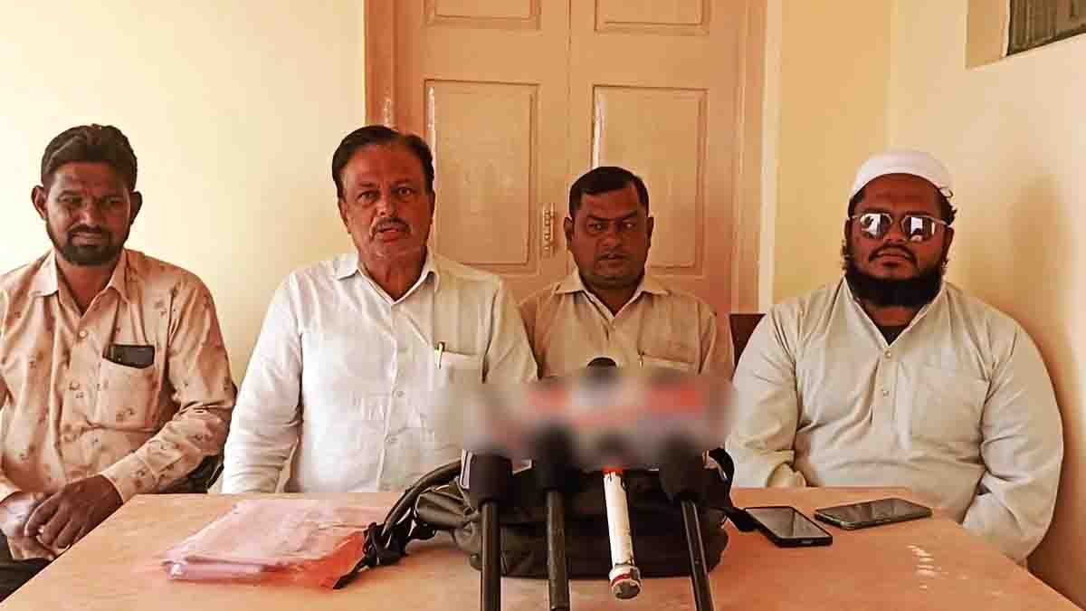 Mohammad Naseer and Riyaz Pasha speak at press conference on Urdu language education rights in Karnataka